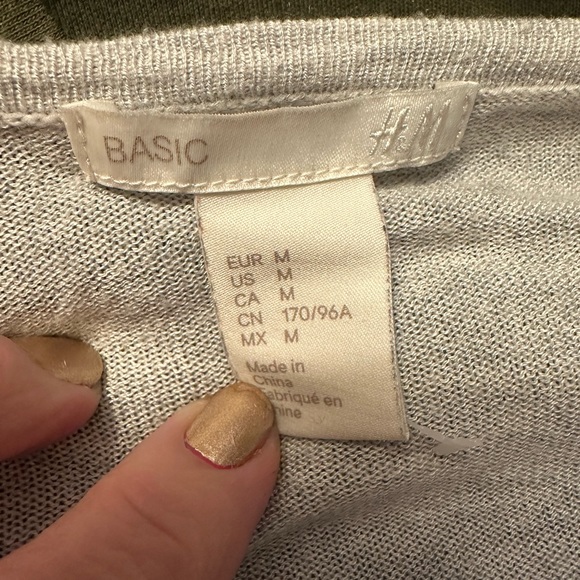 Oversized Light Weight Gray Knit Top. MUST BE BUNDLED (T) - Picture 2 of 4